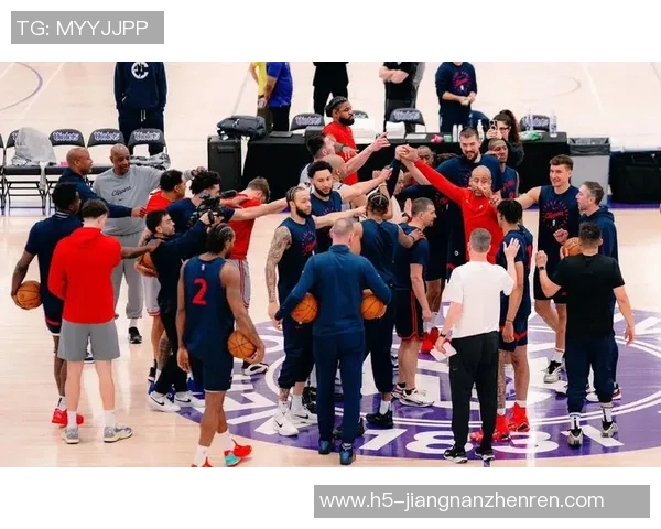 老鹰与尼克斯激战正酣比分胶着赛季精彩瞬间回顾